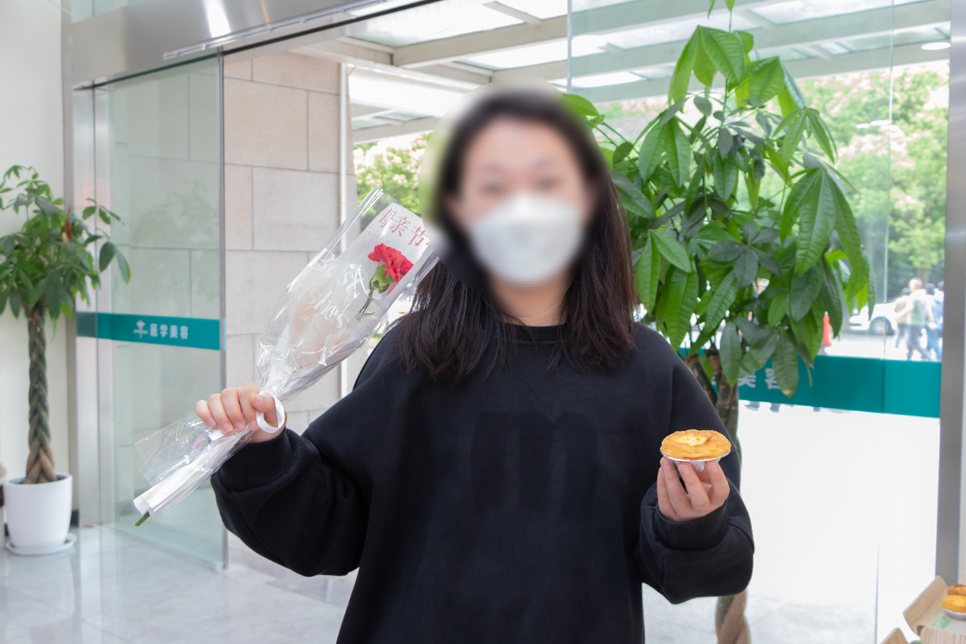 永鼎医美丨浪漫限定，与美同行——医学美容科开展温情献花活动